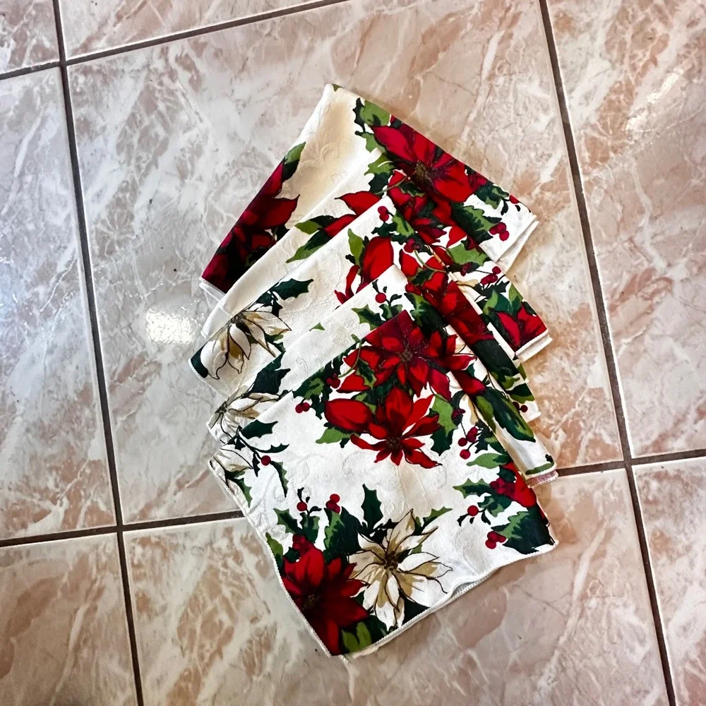 Christmas Poinsettia Cloth Napkins Set of 5 Red White Floral 17x17 aprox Square‎